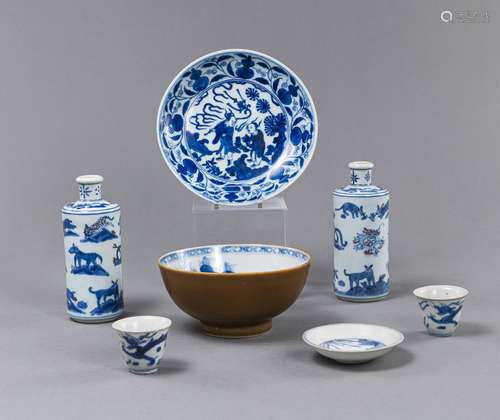 A BLUE AND WHITE FIGURAL PORCELAIN DISH, TWO VASES, A CAFÉ-A...