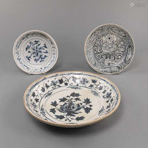 THREE BLUE AND WHITE PORCELAIN PLATES