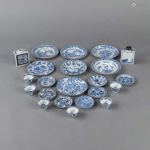 A GROUP OF 23 BLUE AND WHITE PORCELAIN DISHES, SAUCERS, CUPS...