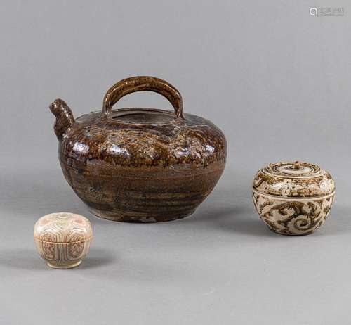 A LARGE POTTERY EWER AND TWO LIDDED BOXES