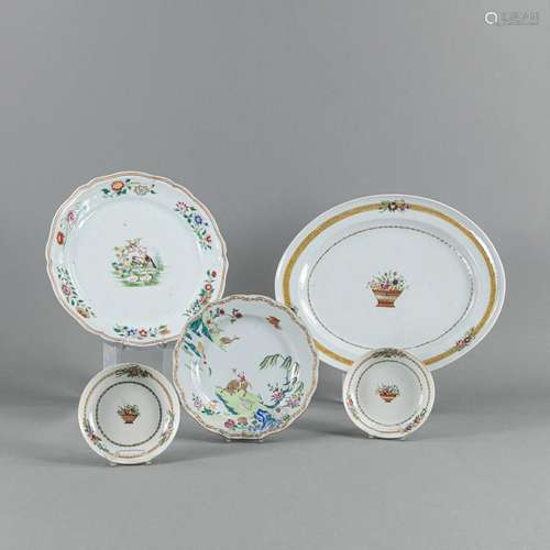 A GROUP OF FIVE EXPORT PORCELAIN PLATES OR DISHES