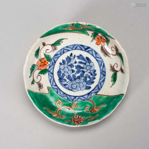 AN UNDERGLAZE-BLUE AND ENAMEL PORCELAIN SAUCER