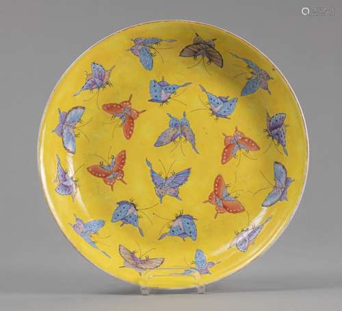 A YELLOW-GROUND FAMILLE ROSE BUTTERFLIES PLATE