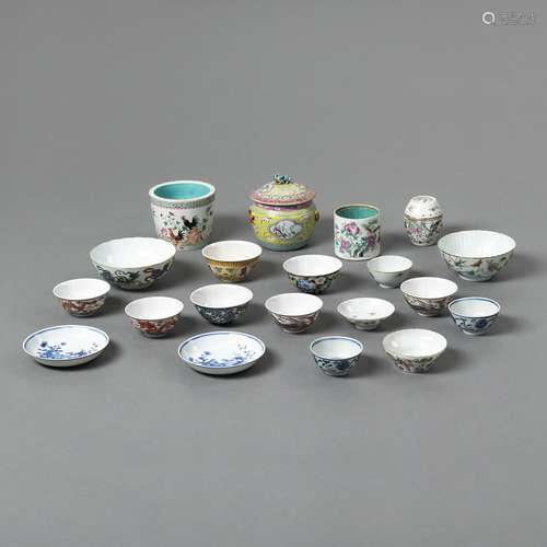 A GROUP OF POLYCHROME PAINTED PORCELAINS: TWELVE BOWLS, TWO ...