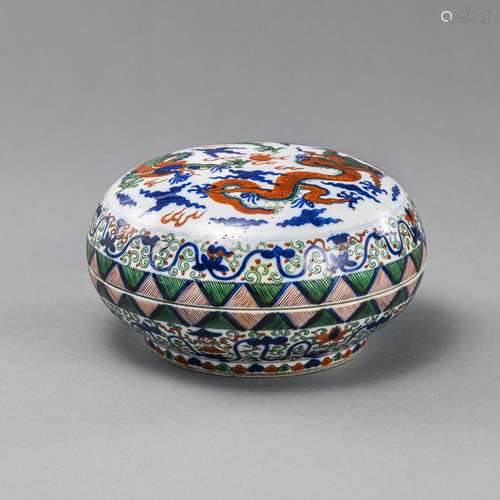 A WUCAI DRAGONS PORCELAIN COVERED BOX