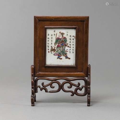 A SMALL TABLE SCREEN WITH A FAMILLE ROSE SUN CE PORCELAIN TI...