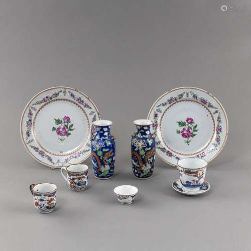 GROUP OF NINE PORCELAIN PIECES: A PAIR OF 'FAMILLE ROSE...