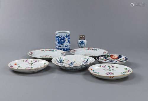 LOT OF PORCELAIN: A UNDERGLAZE BLUE BRUSH POT AND A SMALL VA...