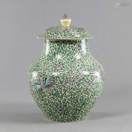 A YELLOW-GROUND LIDDED DRAGON VASE