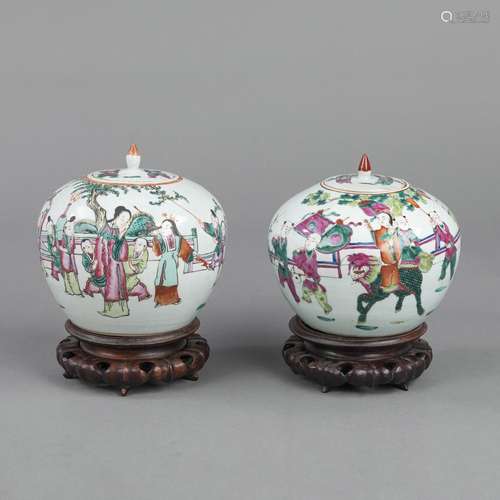 A PAIR OF FAMILLE ROSE GLOBULAR VASES WITH COVERS