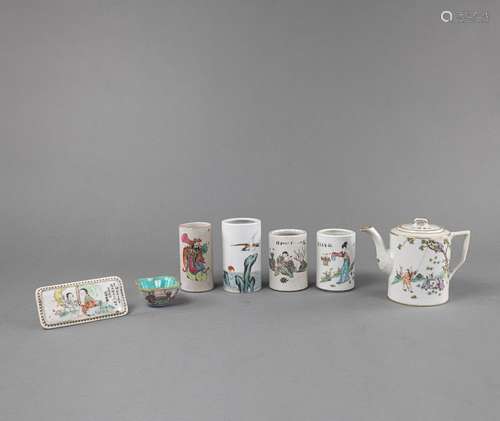 LOT OF 'FAMILLE ROSE' PORCELAIN PIECES WITH FIGURA...