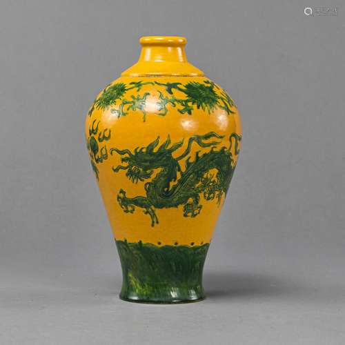 A YELLOW-GROUND GREEN DRAGON VASE 'MEIPING'