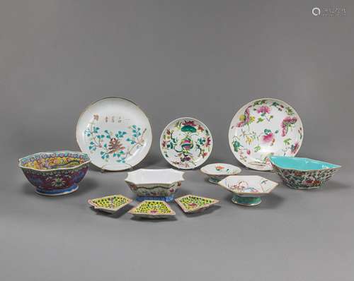 A GROUP OF 13 'FAMILLE ROSE' PORCELAIN DISHES