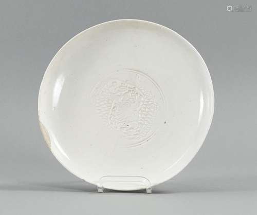 AN EARLY DEHUA PLATE WITH MOULDED DRAGON MEDAILLON