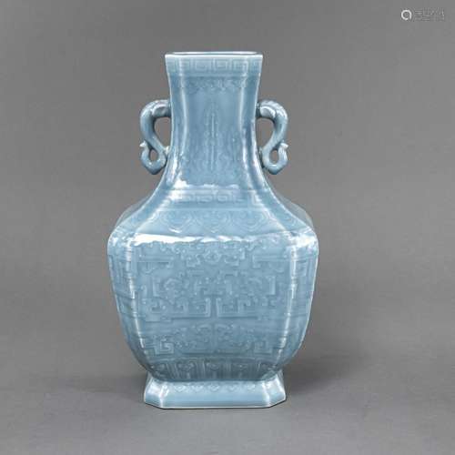 A HU-SHAPED ARCHAISTIC HU-SHAPED 'CLAIR DE LUNE' V...