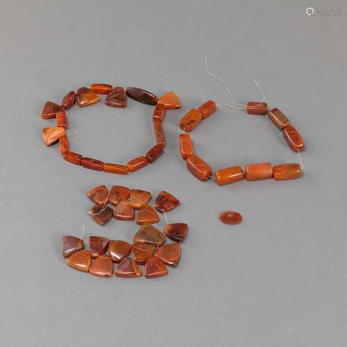 LOOSE PARTS OF AN AGATE NECKLACE