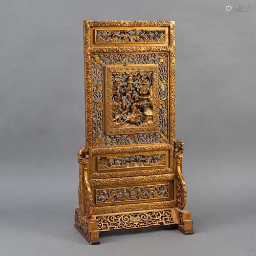 AN OPENWORK GOLD-LACQUERED WOOD SCREEN