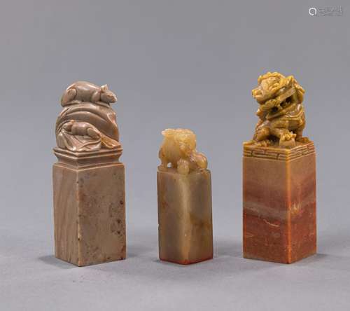 A SEAL BOX WITH THREE SOAPSTONE SEALS