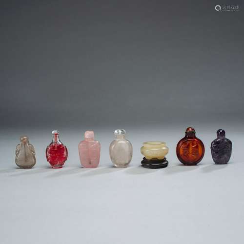 SIX SNUFFBOTTLES MADE OF GLASS AND OTHER MATERIALS AND A SMA...