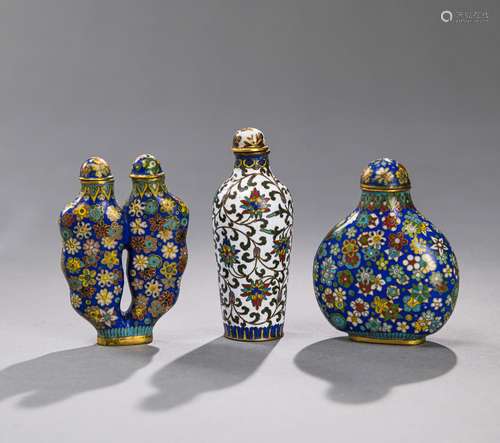 A GROUP OF THREE CLOISONNÉ SNUFFBOTTLES WITH FLORAL PATTERNS