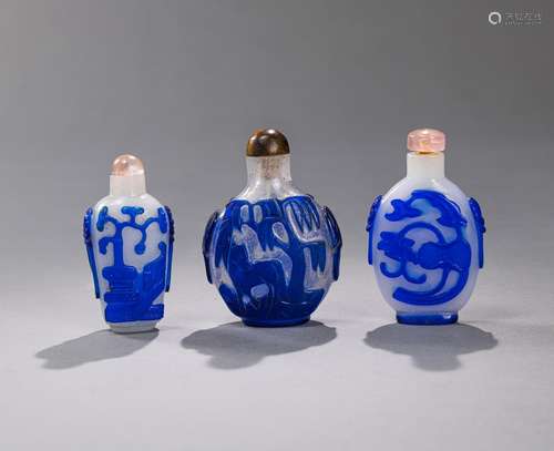 A GROUP OF THREE BLUE OVERLAY GLASS SNUFFBOTTLES