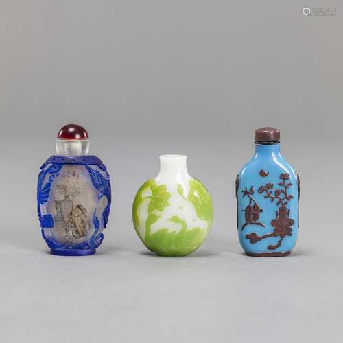 A GROUP OF THREE CARVED GLASS SNUFF BOTTLES WITH COLOURED OV...