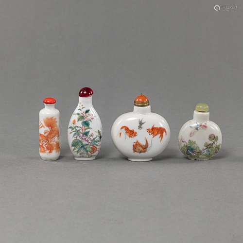 FOUR PORCELAIN SNUFF BOTTLES WITH POLYCHROME PAINTING OF GOL...