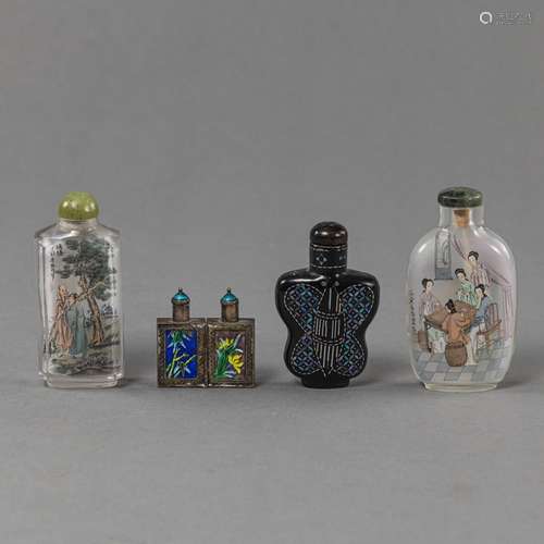 FOUR SNUFF BOTTLES MADE OF GLASS PAINTED ON THE INSIDE, BLAC...