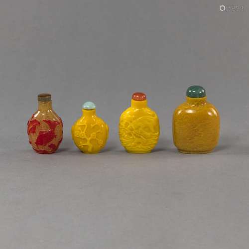 FOUR SNUFF BOTTLES MADE OF YELLOW OR AMBER-COLORED GLASS, PA...