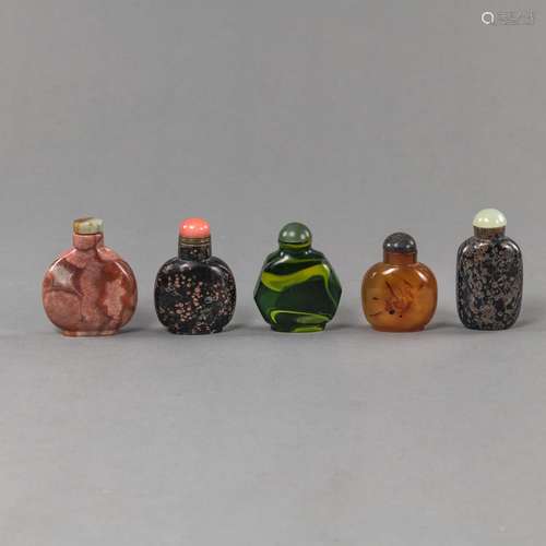 FIVE SNUFFBOTTLES MADE OF STONE, AGATE AND GLASS