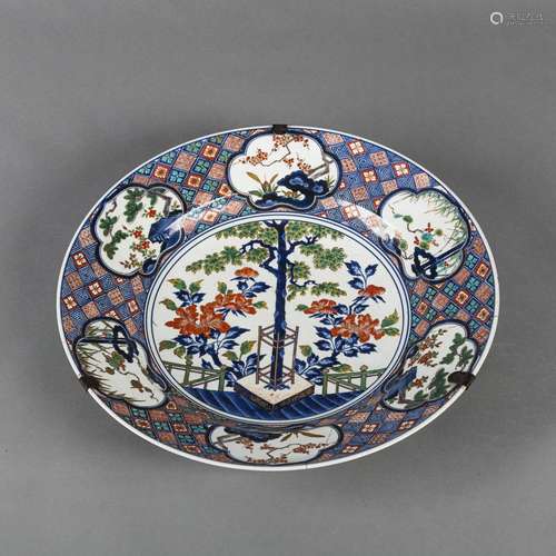 A LARGE IMARI DISH WITH CENTRAL DECORATION OF A TERRACE WITH...