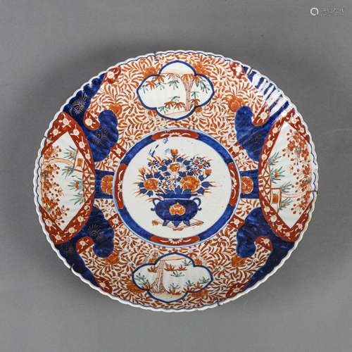 AN IMARI PORCELAIN DISH WITH FLORAL DECORATION