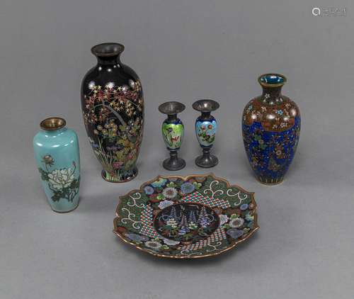 FIVE CLOISONNÉ VASES AND A FOLIATE-RIM DISH