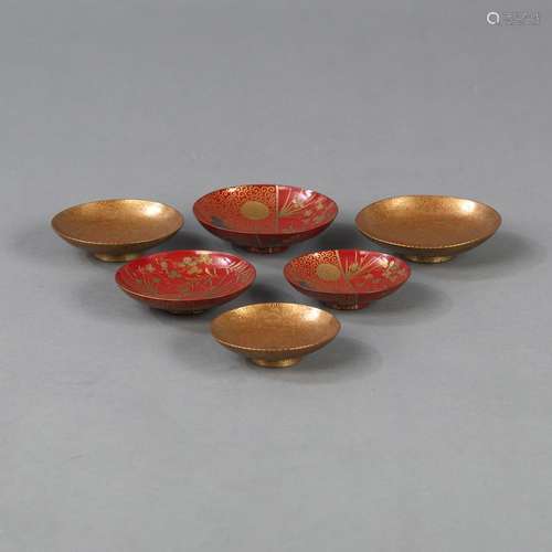 TWO THREE-PART SETS OF GOLD AND RED LACQUER SAKE BOWLS