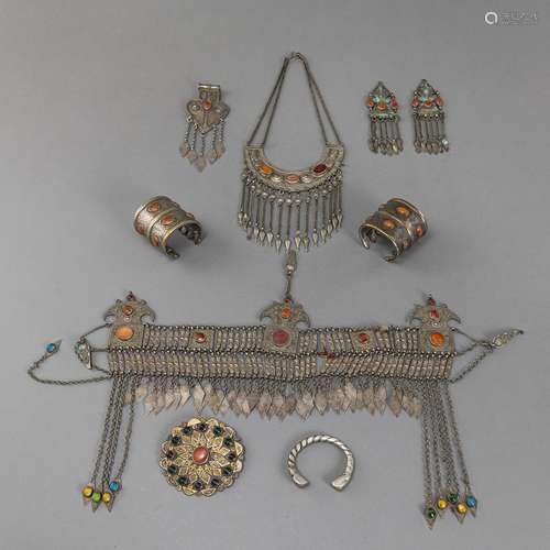 A GROUP OF GEM-INLAID JEWELLERY