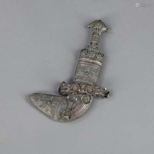 A JAMBIYA DAGGER IN METAL-FITTED SHEATH