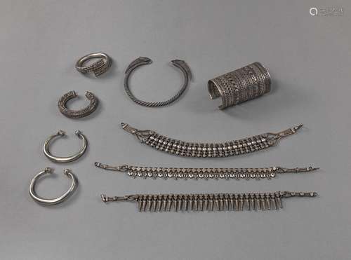 NINE PIECES OF JEWELRY, INCLUDING CHAINS AND BRACELETS, SOME...