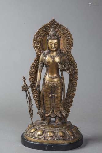 Le Boddhisattva Lokeshvara debout sur un socle lotiforme vêt...