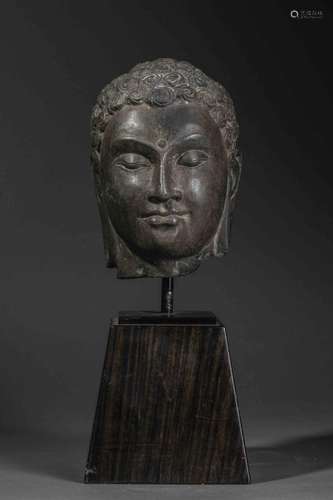 Tête de Buddha à la beauté juvénile