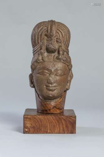 Tête de la déesse Parvati coiffée d'un haut chignon rete...