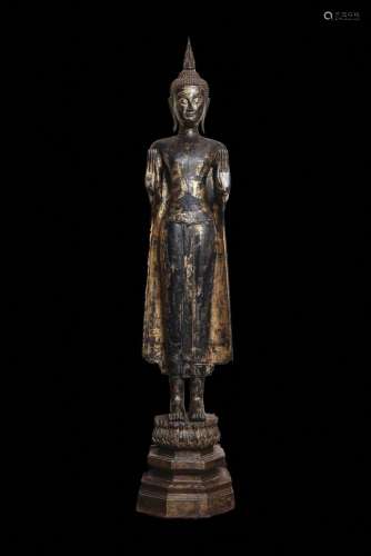 Important bouddha debout sur un haut piédestal loti forme