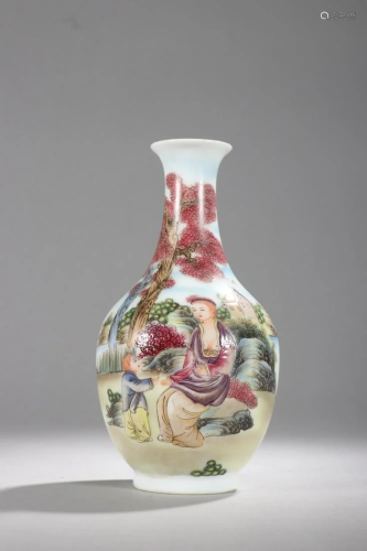 A Fine Glass 'Flower and Bird' Vase