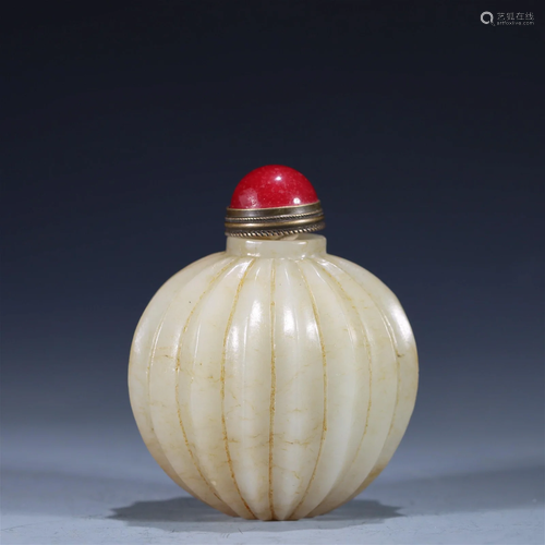 A Delicate Hetian Jade Carved Snuff Bottle