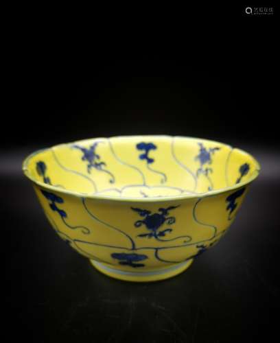 A yellow Chinese porcelain bowl from the 18th to the 19th ce...