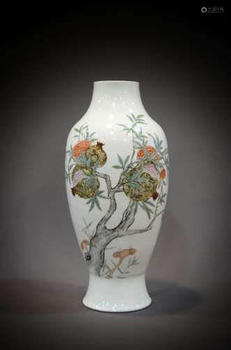 A Chinese porcelain bottle from the 19th-20th century