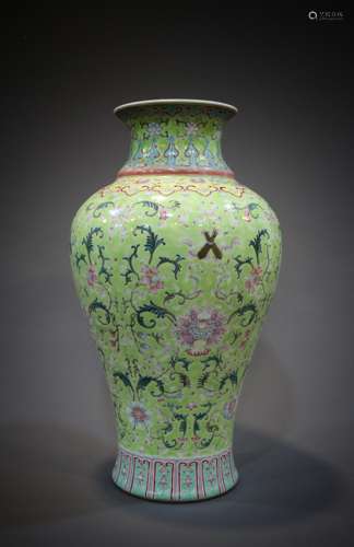 A Chinese 18th century porcelain vase