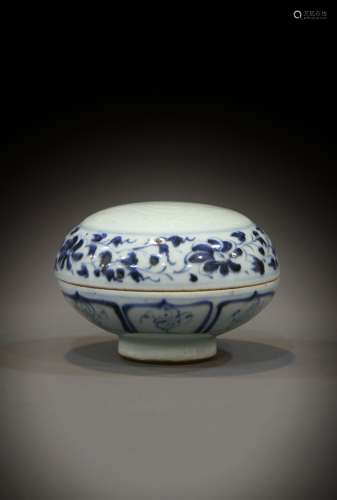 A Chinese 13th century porcelain box