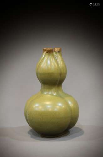 A Chinese green bottle from the 18th-19th century
