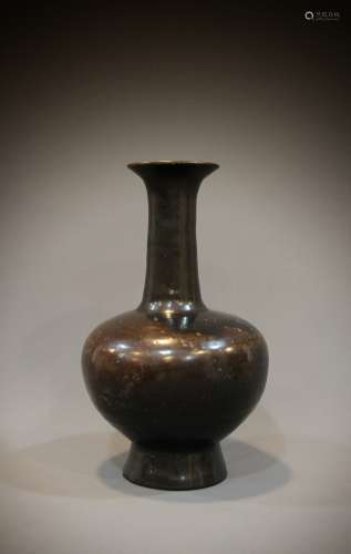 A Chinese 4th-5th century black porcelain viewing bottle