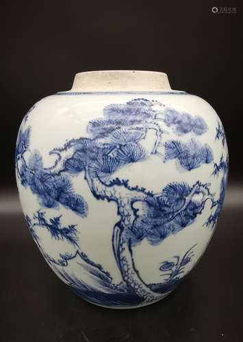 A Chinese 18th century porcelain jar